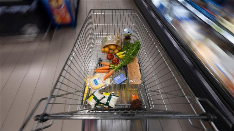 Ein Supermarktmitarbeiter stoppte die Diebe mit den vollen Einkaufswagen. (Symbolbild)