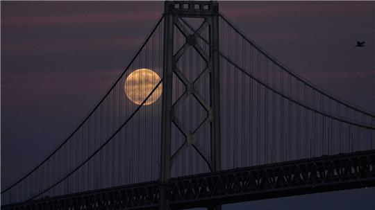 Ein Supermond geht hinter der Golden Gate Bridge in San Francisco auf. 