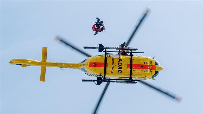 Ein ADAC-Rettungshubschrauber im Einsatz.