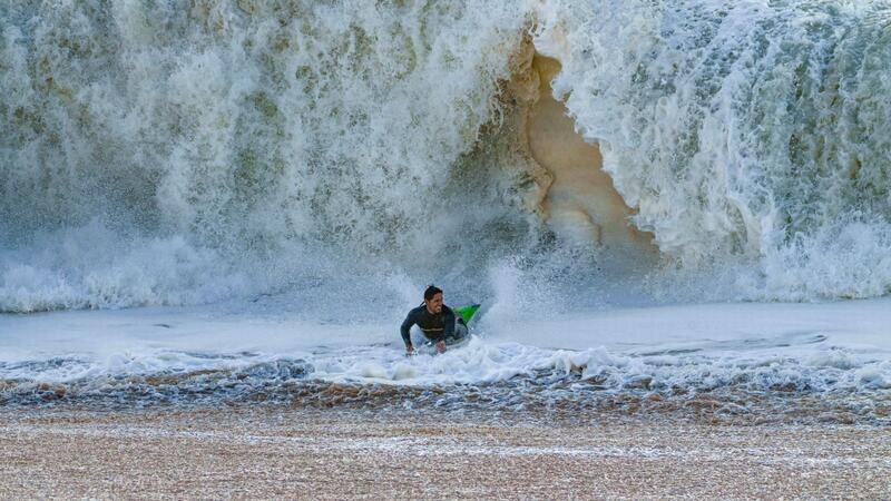 „Gefährliche Monsterwellen“ wüten vor kalifornischer Küste Ein Surfer taucht in Seal Beach aus den Wellen auf.