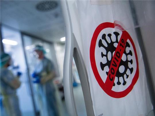 Ein Symbol auf der Intensivstation einer Klinik weist auf den Covid-Bereich hin. Foto: Sebastian Gollnow/dpa/Symbolbild