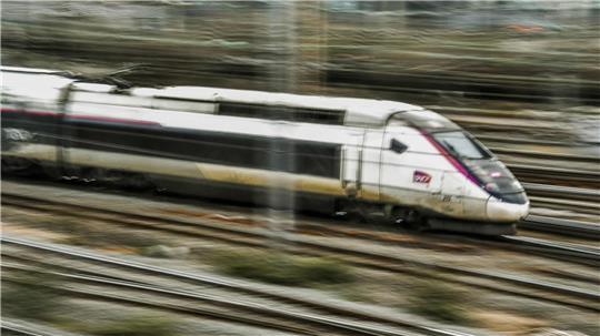 Ein TGV ist in Nordfrankreich auf einem Bahnübergang mit einem Lastzug zusammengestoßen. (Archivbild)