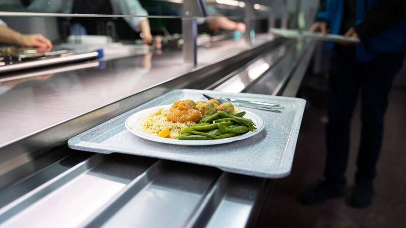 Mehr Essen in Hochschulmensen verkauft Ein Tablett mit Essen liegt bei einer Essensausgabe in der Hauptmensa vom Studentenwerk Hannover.