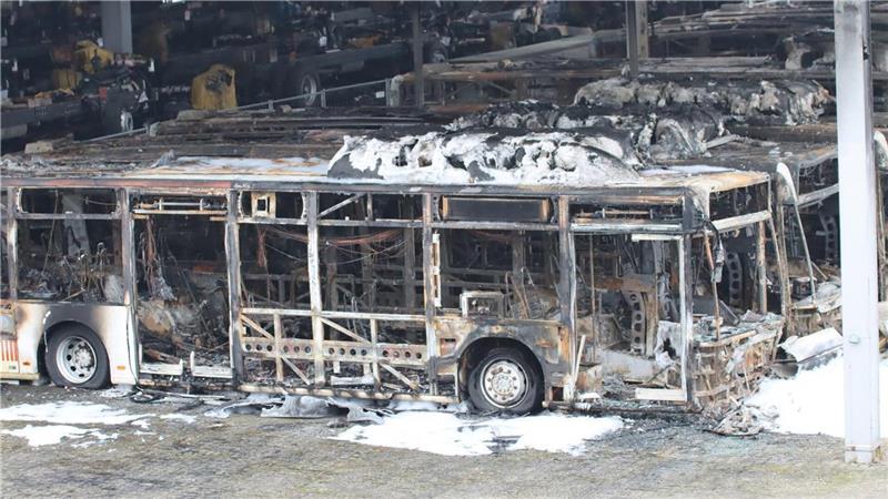 Warum das Feuer bei Alga in Sittensen aktuell kein Thema vor Gericht sein wird Ein Tag nach dem Feuer im Februar bei der Firma Alga in Sittensen: Rund 25 Busse sind in der Nacht auf dem Gelände des Nutzfahrzeughändlers ausgebrannt. Der Schaden: in Millionenhöhe. Ermittler gingen von Brandstiftung aus. Foto: Saskia Harscher