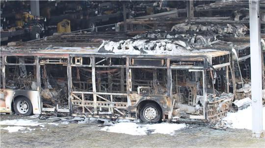 Ein Tag nach dem Feuer im Februar bei der Firma Alga in Sittensen: Rund 25 Busse sind in der Nacht auf dem Gelände des Nutzfahrzeughändlers ausgebrannt. Der Schaden: in Millionenhöhe. Ermittler gingen von Brandstiftung aus. Foto: Saskia Harscher