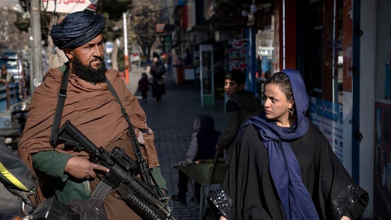 Taliban räumen gewaltsam Radiostation in Afghanistan Ein Taliban-Kämpfer steht Wache (Archivfoto). Immer wieder kommt es in Afghanistan zu Einschüchterungen und willkürlichen Festnahmen.