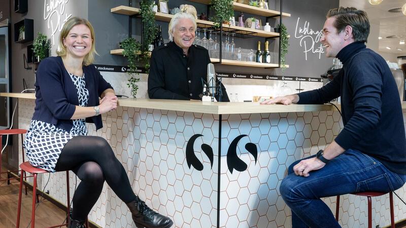 „Menschen des Jahres“: Es gibt noch Karten Ein Talkbild aus 2021: Handballerin Friederike Gubernatis, Talkmaster Wolfgang Stephan und Fußballer Sören Behrmann bei Stackmann.