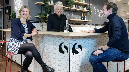 Ein Talkbild aus 2021: Handballerin Friederike Gubernatis, Talkmaster Wolfgang Stephan und Fußballer Sören Behrmann bei Stackmann.