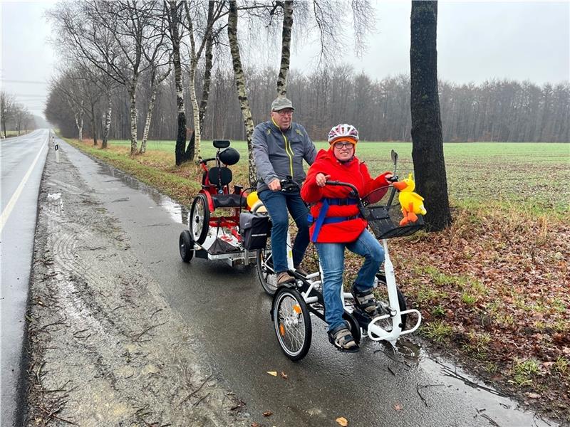 Ein Tandemausflug von Agathenburg nach Dollern - für Uwe Pietz und seine Tochter Franziska oft beschwerlich. Foto: Buchmann