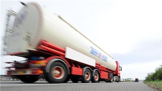 Ein Tanklastwagen auf der Autobahn: Im Fokus von Untersuchungen stehen mögliche Hygienemängel beim Transport von Lebensmitteln und Chemikalien.