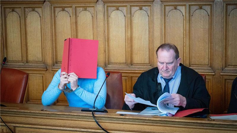 Ein Tanztrainer ist zu einer mehrjährigen Haftstrafe verurteilt worden - wegen sexuellen Missbrauchs von Kindern und Jugendlichen. (Archivbild)