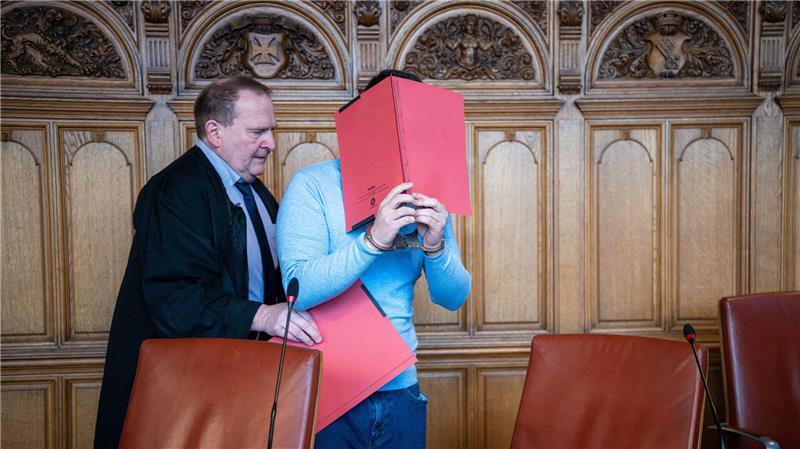 Ein Tanztrainer ist zu einer mehrjährigen Haftstrafe verurteilt worden - wegen sexuellen Missbrauchs von Kindern und Jugendlichen. (Archivbild) 