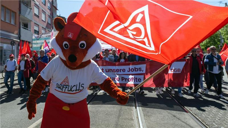 Ein „Tariffuchs“ mit IG Metall Fahne bei der zentralen Maikundgebung der Gewerkschaften in Nürnberg. 