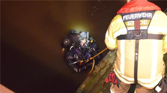 Ein Taucher der Feuerwehr Stade macht sich bereit für seinen Einsatz.