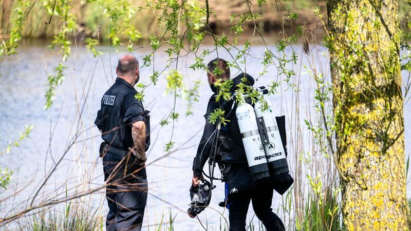 Ein Taucher der Polizei steigt in die Oste.