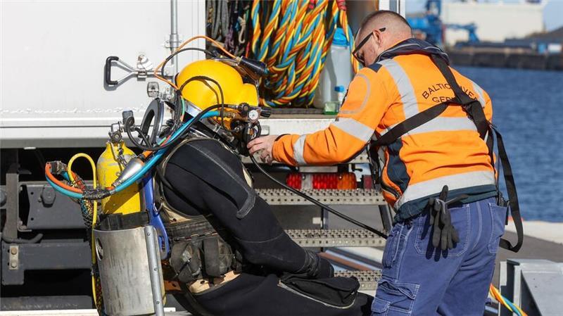 Ein Taucher macht sich im Rostocker Hafen startklar, um den Rumpf des nach einem Brand havarierten Öltankschiffes „Annika“ zu kontrollieren.