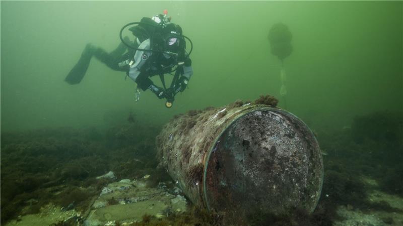 Ein Taucher nähert sich Munitionsresten in der Ostsee. (Archivbild)