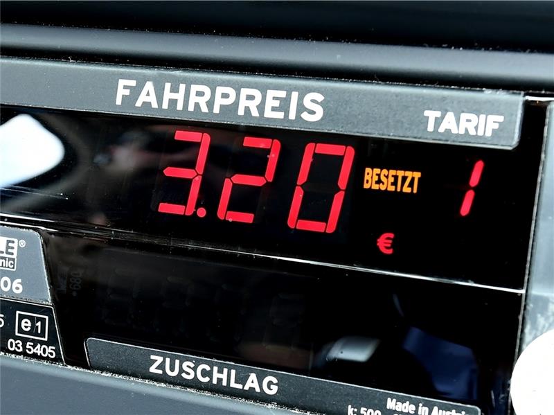 Ein Taxameter läuft. Ab dem 15. August wird es empfindlich höhere Preise anzeigen. Foto: Holger Hollemann/dpa