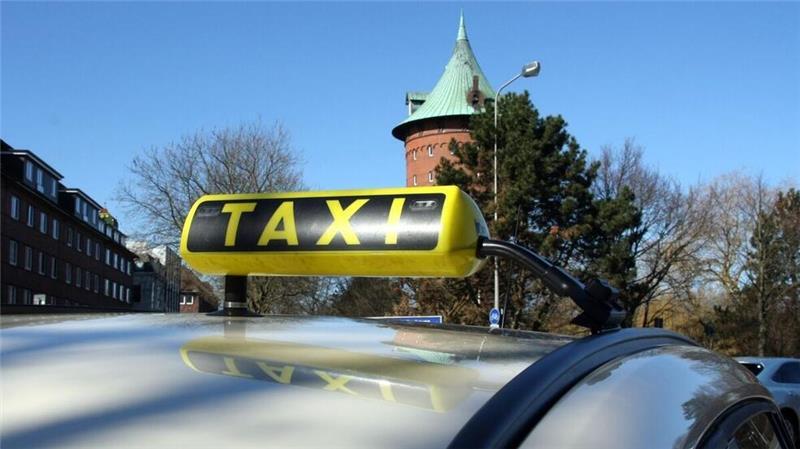 Silvester-Nacht: Wie diese zwei Cuxhavener Taxifahrer die Stadt bewegen Ein Taxi bereit für die Silvesternacht in Cuxhaven.