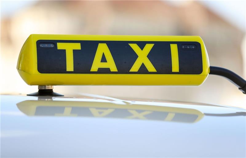 Stades Landrat will Taxi-Zuschlag für Rollstuhlfahrer stoppen Ein Taxischild an einem Taxi.