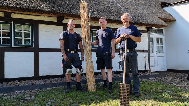 Historisches Reetdachhaus in Dollern gerettet Ein Team, das sein Handwerk versteht: Christopher Kretschmann, Christoph Müller und Chef Helmut Müller (von links). Sie kümmern sich schon seit Jahren um das Reetdach von Zahnarzt Wilkens in Dollern.
