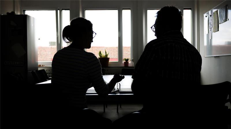 Mörder an tauber Rentnerin gesucht: Was Cold Case Unit probiert Ein Team der Cold Case Unit des Landeskriminalamts (LKA) Schleswig-Holstein in Kiel sitzt bei einem Fototermin an einem Konferenztisch in den Büroräumen des LKA.