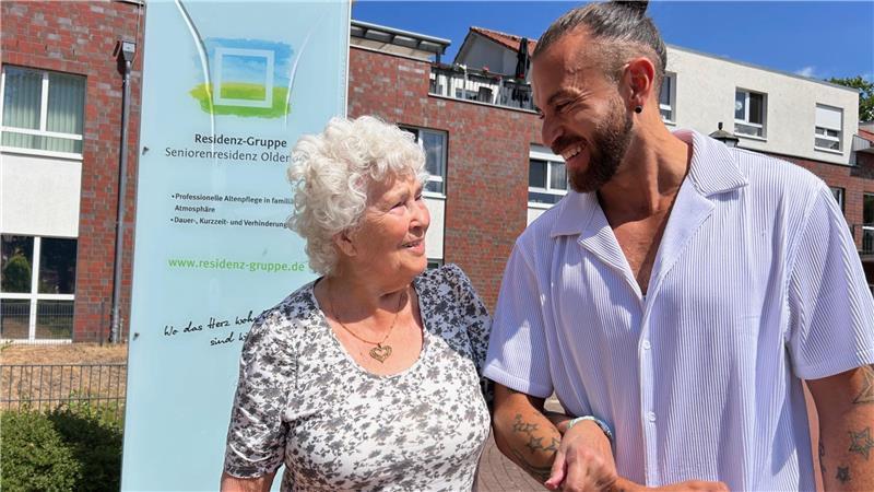 Mit Senioren auf TikTok: Influencer John Lopes poliert das Pflege-Image Ein Team für TikTok-Videos: Maria Oelschleger (86), die in der Seniorenresidenz Oldendorf lebt, und John Victor Lopes.