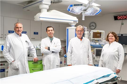 Ein Team für ältere Patienten , von links: Dr. Jörg Franke, Chefarzt der Klinik für Unfallchirurgie und Orthopädie am Elbe Klinikum Stade, mit Oberarzt Felipe Alonso Del Hierro Barron und Dr. Oskar Freudenthaler, Chefarzt der Klinik für Ger