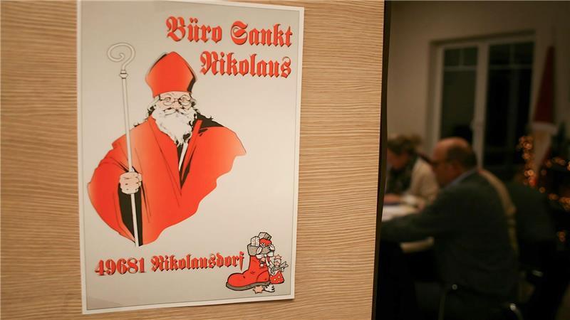 Ein Team von bis zu 20 Ehrenamtlichen beantwortet die Post an den Nikolaus.