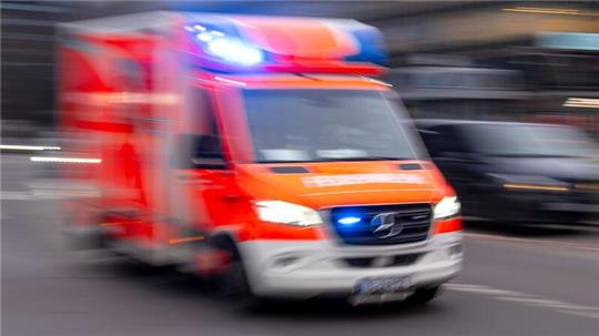 Ein Teenager ist bei einem Unfall auf der Bundesstraße 495 in Hemmor leicht verletzt worden.
