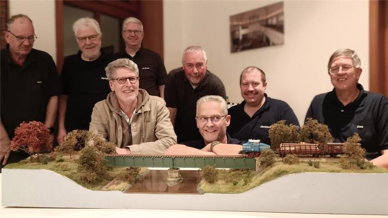 Ein Teil der 15-köpfigen Minimaxler-Crew beim Treffen im Mulsumer Gemeindehaus.