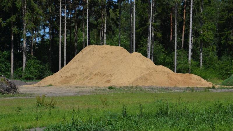 Monströses Sickerbecken wird zur letzten Hürde an der Oste Ein Teil der 635 Kubikmeter Aushub. Den Sand vermarktet der Unterhaltungsverband.