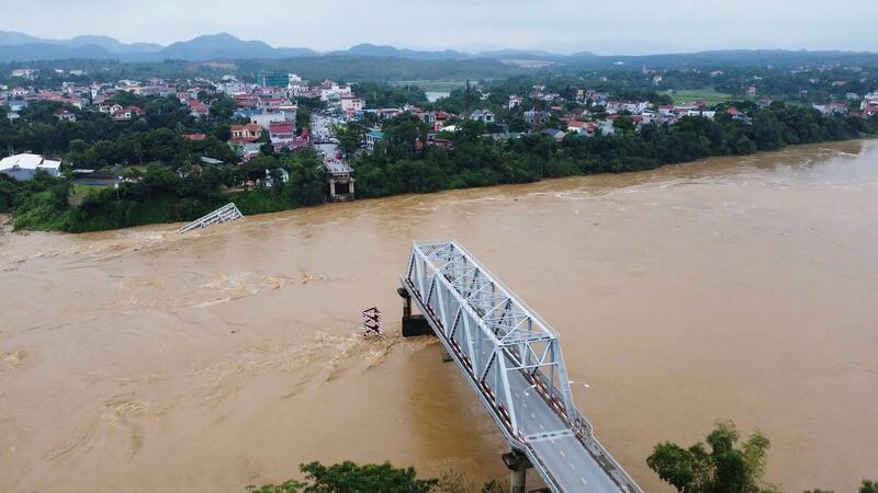 Taifun in Vietnam: Autofahrer stürzen mit Brücke in Fluss Ein Teil der Brücke stand noch, der Rest verschwand in kurzer Zeit in den Fluten.