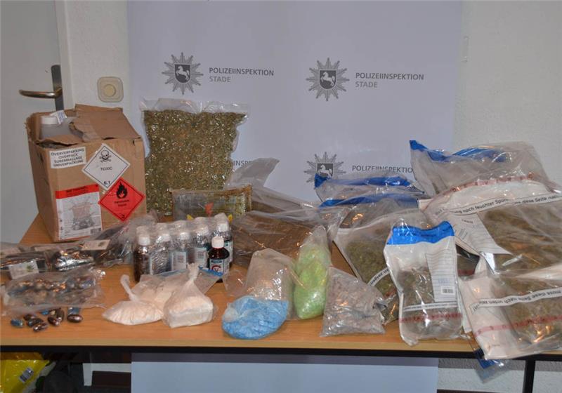 Ein Teil der Drogen, die bei den Wohnungsdurchsuchungen sichergestellt wurden. Foto: Polizei