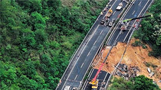 Ein Teil der Fahrbahn stürzte den Hang hinab.