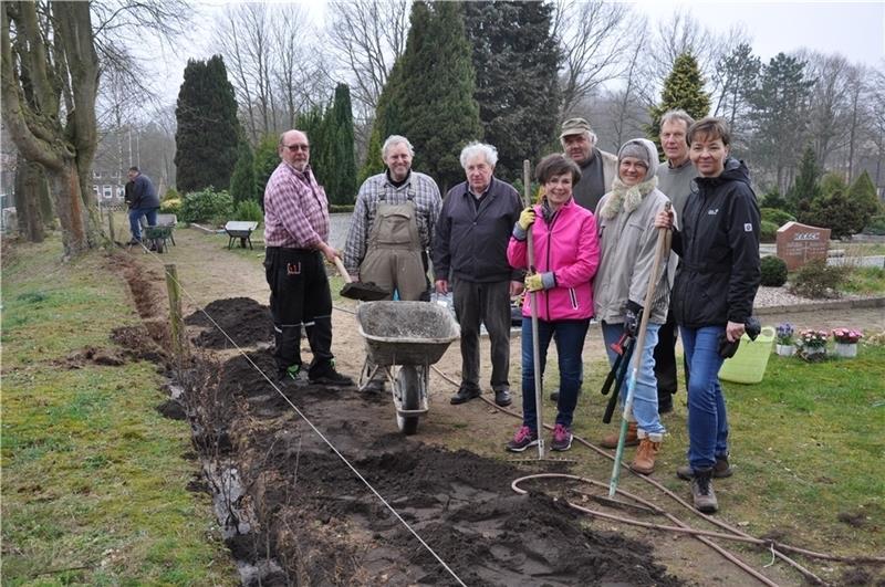Ein Teil der Freiwilligen, die den Friedhof in Bliedersdorf pflegen neben der neuen Buchenhecke: Wilfried Winkelmann, Hans-Heinrich Augustin, Hartmut Schuster, Traudl Löhn, Hans-Dieter Glüsen, Rita Groneberg, Manfred Ellmers und Katrin Endr