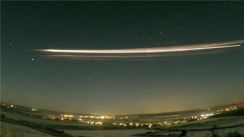 Ein Teil der Rakete Falcon 9 tritt am 19. Februar 2025 in die Atmosphäre ein.