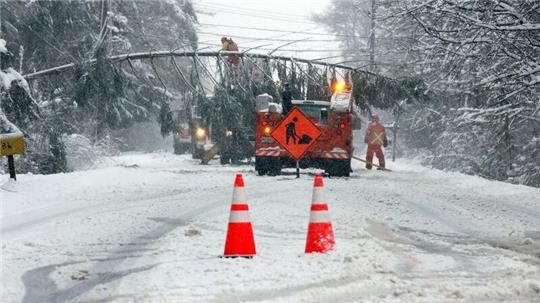 Ein Teil der Route 9 zwischen Falmouth und Cumberland in Maine ist nach heftigem Schneefall gesperrt.