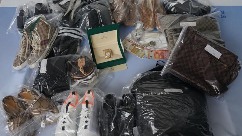 Razzia in Drochtersen und auf Mallorca: Haftbefehl vollstreckt – Polizei zieht Bilanz Ein Teil der beschlagnahmten Wertgegenstände.