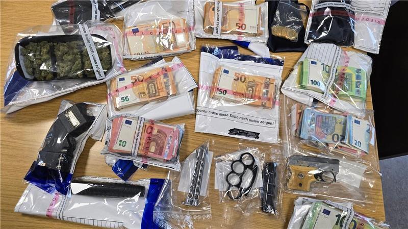 „Café Koks“ in Buxtehude: Hauptverdächtiger bleibt in Untersuchungshaft Ein Teil der sichergestellten Beweismittel, die bei Razzien gegen den Handel mit Kokain in Hamburg und im Landkreis Stade sichergestellt wurden. Insgesamt seien elf Objekte in Buxtehude, Jork und Hamburg durchsucht worden, teilte die Polizei mit.