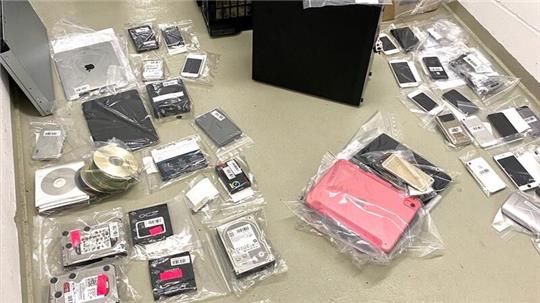 Ein Teil der sichergestellten Datenträger, die nun ausgewertet werden müssen.