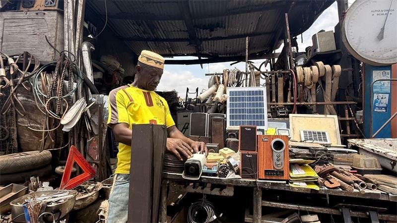 Wie Ghana den Elektroschrott als Chance nutzen will Ein Teil des Elektroschrotts gelangt trotz Exportverboten illegal nach Afrika, etwa als angeblich funktionsfähige Gebrauchtware.