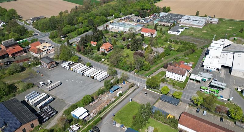 Riesiger Drogenfund beschäftigt 350 Polizisten vier Tage lang Ein Teil des Gewerbegebietes in Posthof aus der Vogelperspektive. Am oberen Bildrand ist das weitläufige Gelände der Harzer Wurstwaren-Fabrik zu sehen – im Vordergrund sieht man Lkw der Spedition des zu einer langen Haftstrafe verurteilten Othfreseners Jonas H. Foto: Neuendorf