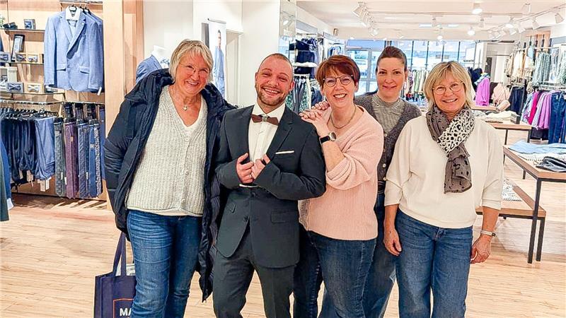 Modenschau in Ahlerstedt: Wenn die Tagespflege zum Laufsteg wird Ein Teil des Modenschau-Teams: Angelika Behnken und Jonas Herrmann von der OsteMed-Tagespflege mit den Modehaus-Meibohm-Mitarbeiterinnen Tatjana Haße, Nadine Meibohm und Bettina Müller (von links).