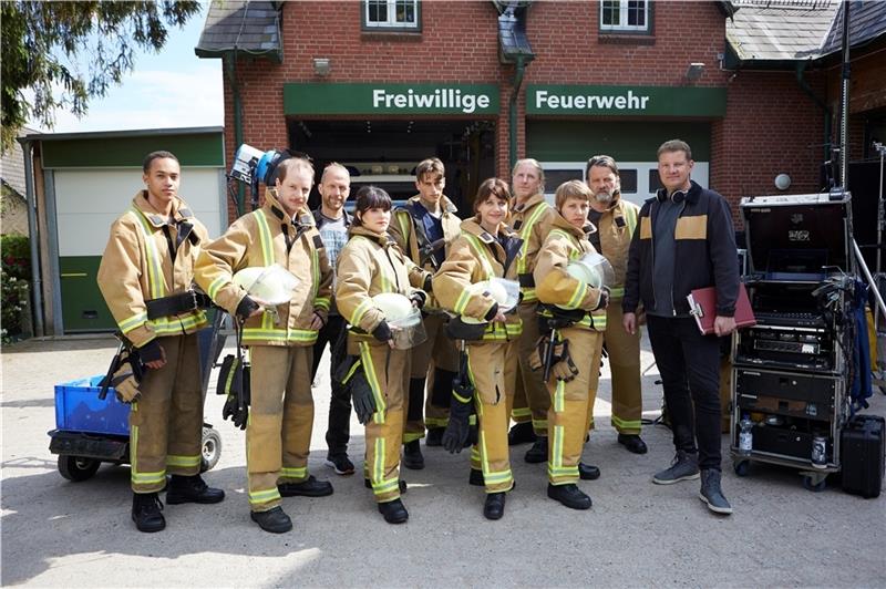 Ein Teil des Teams von „ Brandheißer Einsatz “ (von links): Sebastian Paape, Merlin Sandmeyer, Thomas Schinz (Kamera), Alina Hidic, Fabien Tietjen, Nadja Becker, Jochen Garbers, Katja Danowski, Christian Rudolf, Martin Busker (Regie). Foto: