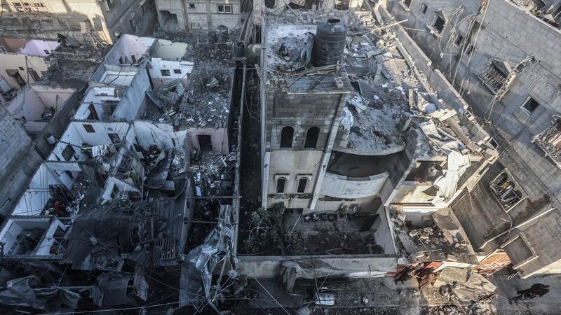 Ein Teil des Viertels Al-Amal in Chan Junis ist von israelischen Luftangruffen zerstört worden.