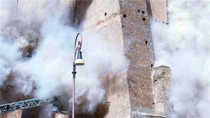 Ein Teil des mittelalterlichen Turms Torre dei Conti in Rom stürzt ein.