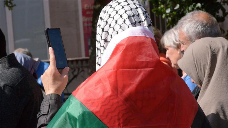 „Angriff auf die Menschlichkeit“: 200 Menschen bei Gaza-Demo in Buxtehude Ein Teilnehmer der Gaza-Demo in Buxtehude mit Palästinensertuch und Palästina-Flagge.