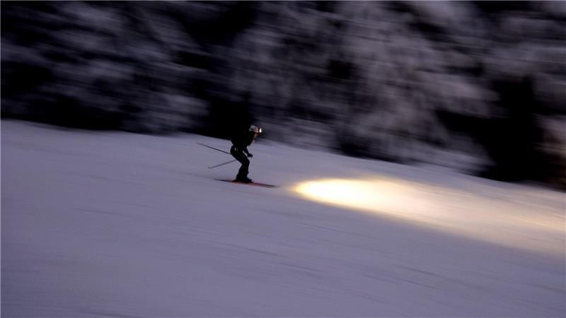 Ein Teilnehmer des Skitouren-Everesting-Events fährt den Fichtelberg hinab.