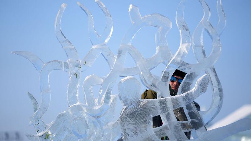 In Chinas „Eis-Stadt“ beginnt das Eisfestival Ein Teilnehmer des Wettbewerbs arbeitet an einer Eisskulptur beim Internationalen Eisskulpturenwettbewerb.